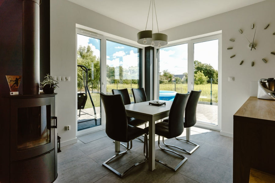 Woonkamer met grote aluminium kozijnen