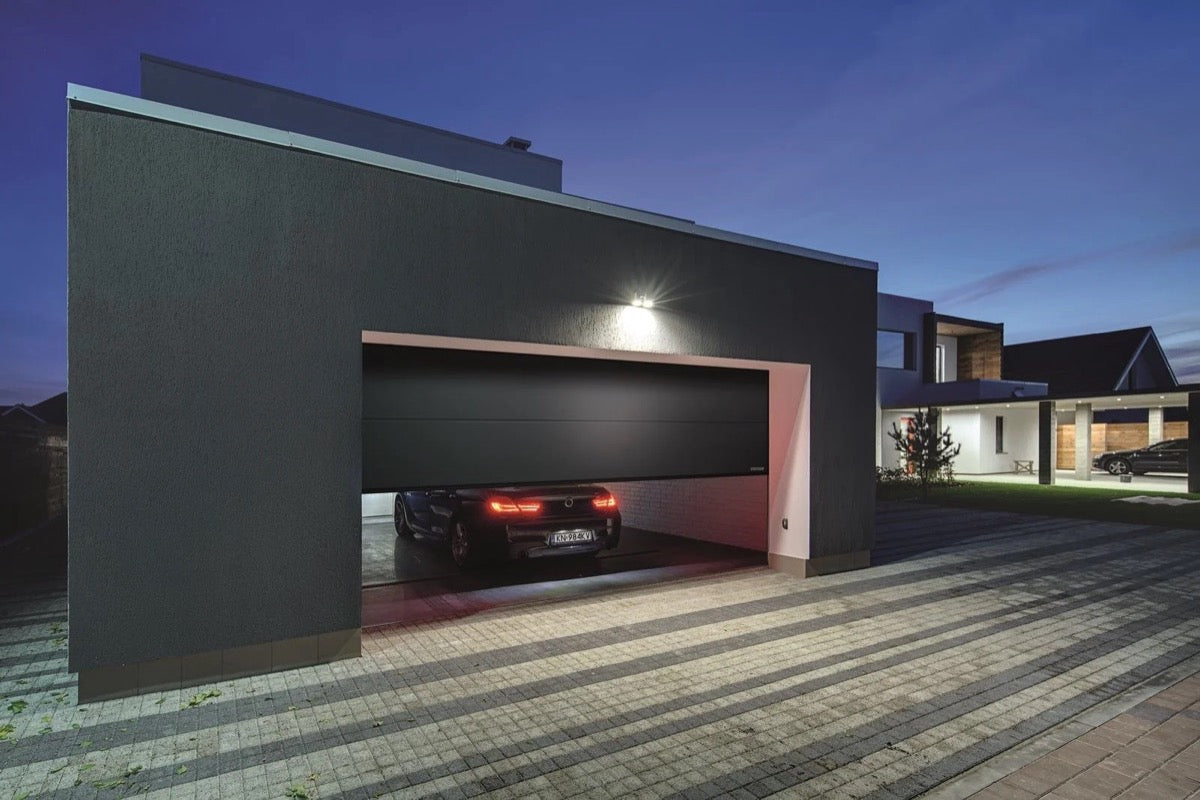 Moderne sectionaaldeur in een woning met oprit