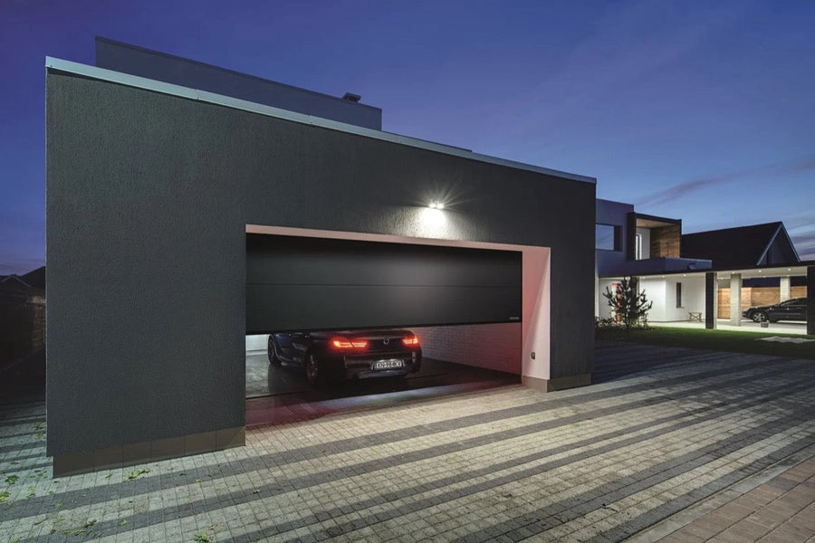 Moderne sectionaaldeur in een woning met oprit