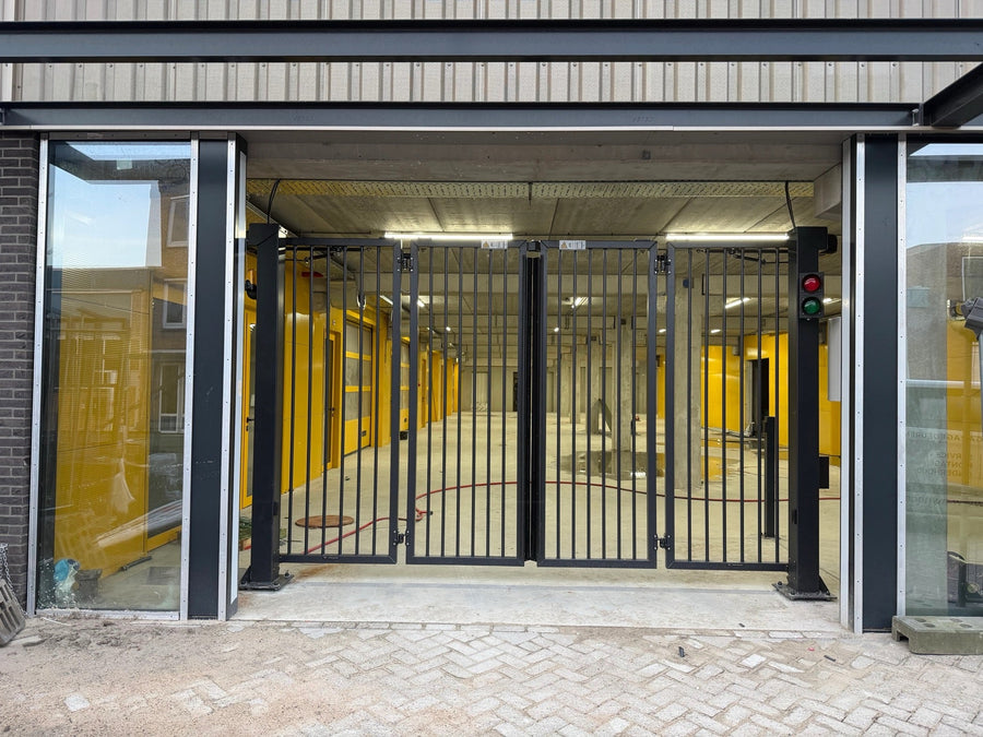 Industriële toegangsdeuren van een bedrijfspand