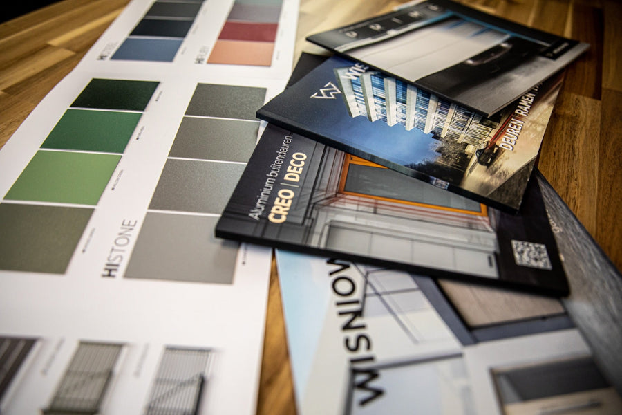 Wiśniowski-brochures en RAL-kleurstalen op een werkbank