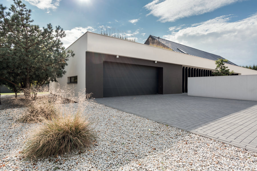 Woning met garagedeur en oprit