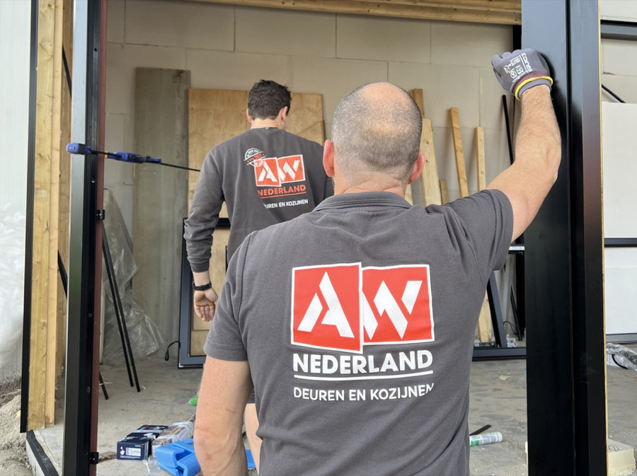Monteurs van AW Nederland plaatsen een deur