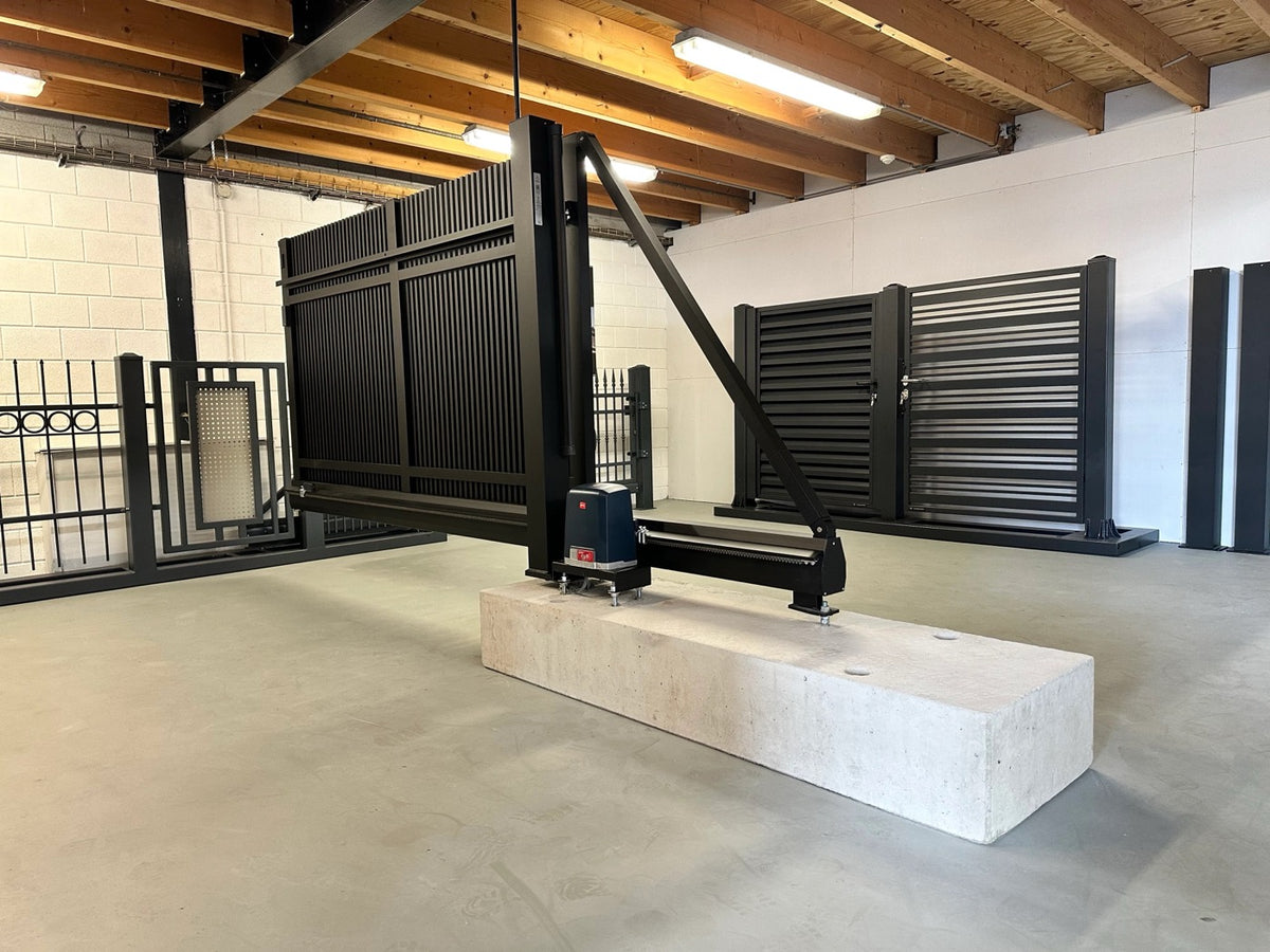 Showroomopstelling met poorten en deuren