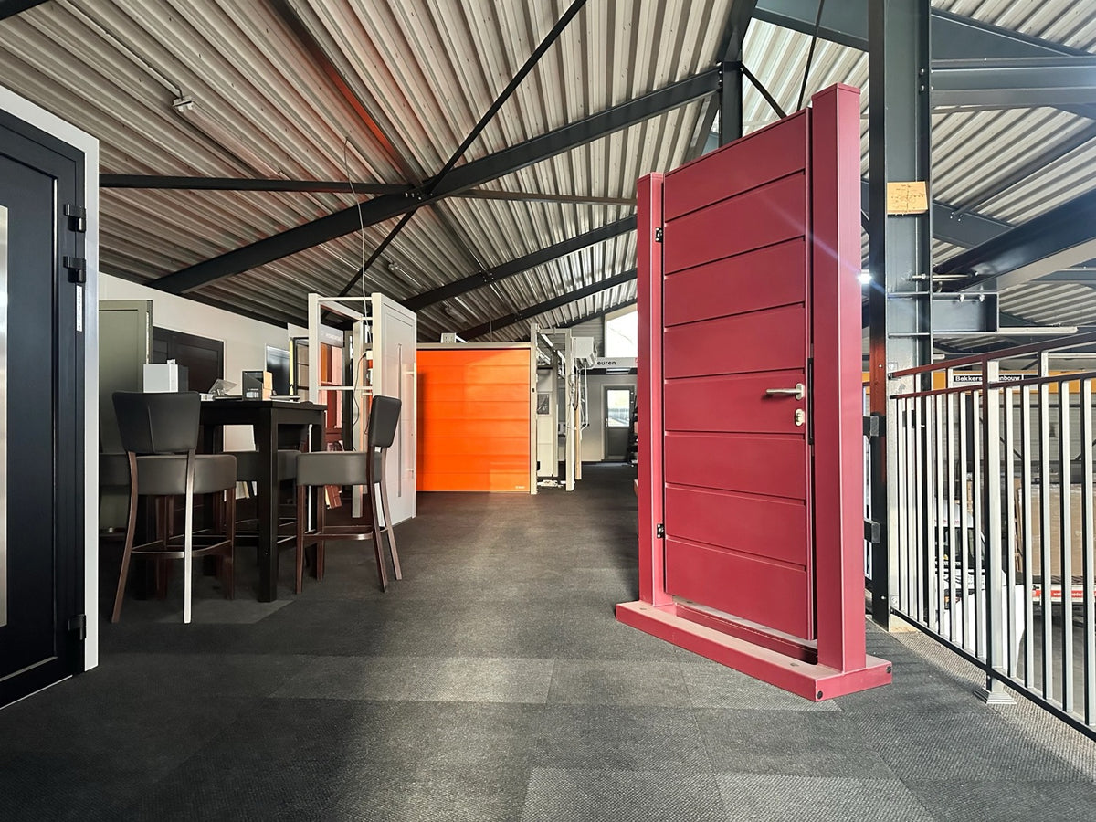 De showroom van AW Nederland in Nieuw Heeten met opgestelde poorten en deuren